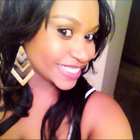 Meet your Posher, Courtney - Picture 1 of 1